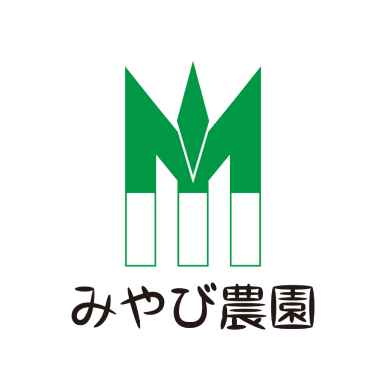 みやび農園のロゴマーク（頭文字のMとねぎをモチーフにした緑色のデザイン）